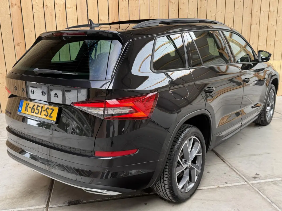 1.5 TSI Sportline Business 7 persoons Automaat | Achteruitrijcamera | Apple CarPlay/Android Auto | Cruise & climate control | LED koplampen | Navigatiesysteem groot | Voor- en achter stoelen