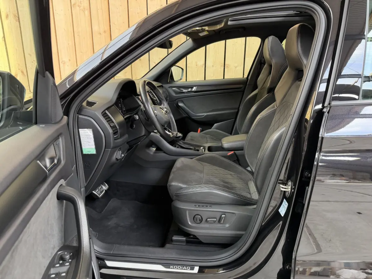 1.5 TSI Sportline Business 7 persoons Automaat | Achteruitrijcamera | Apple CarPlay/Android Auto | Cruise & climate control | LED koplampen | Navigatiesysteem groot | Voor- en achter stoelen