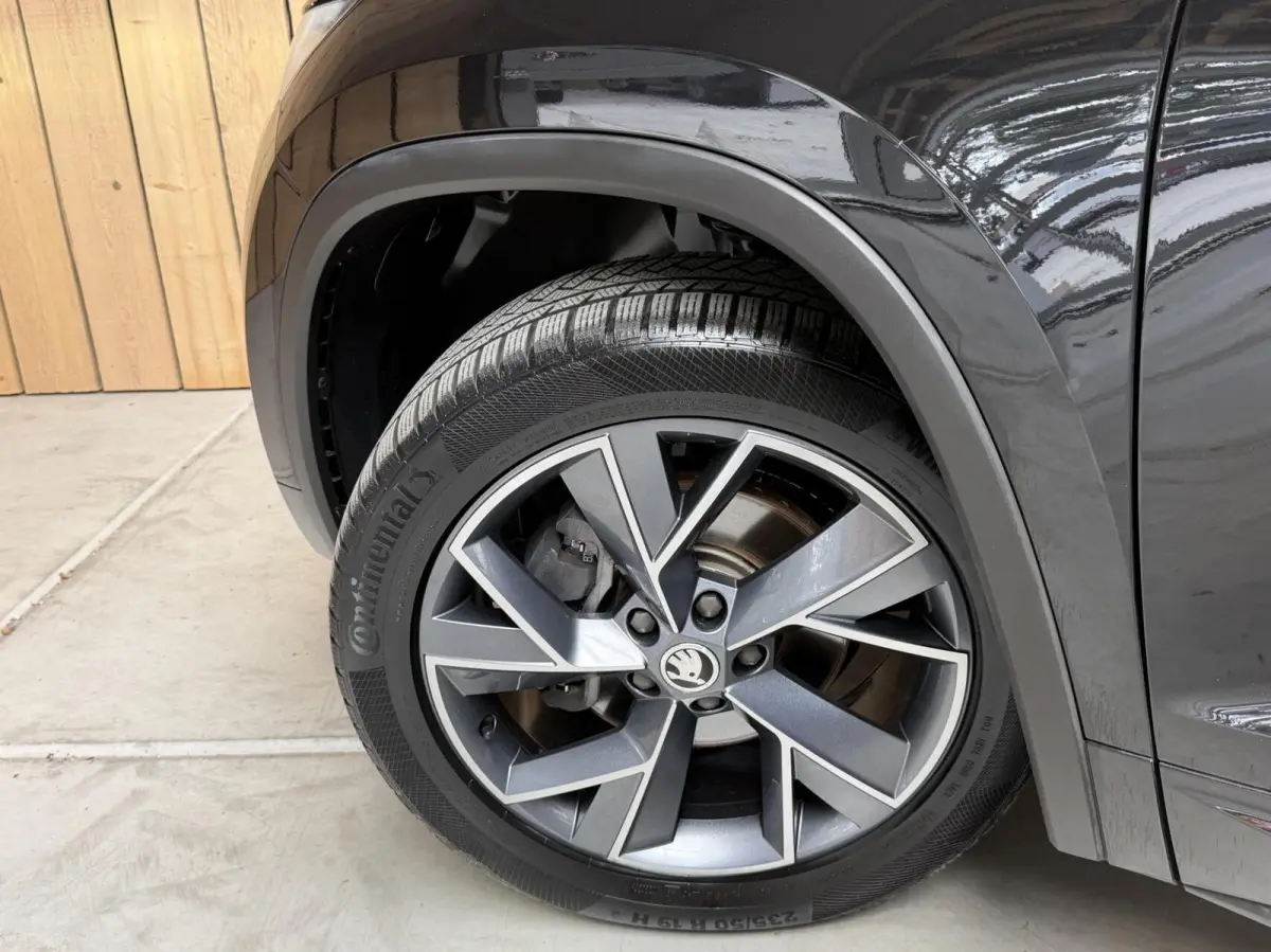 1.5 TSI Sportline Business 7 persoons Automaat | Achteruitrijcamera | Apple CarPlay/Android Auto | Cruise & climate control | LED koplampen | Navigatiesysteem groot | Voor- en achter stoelen