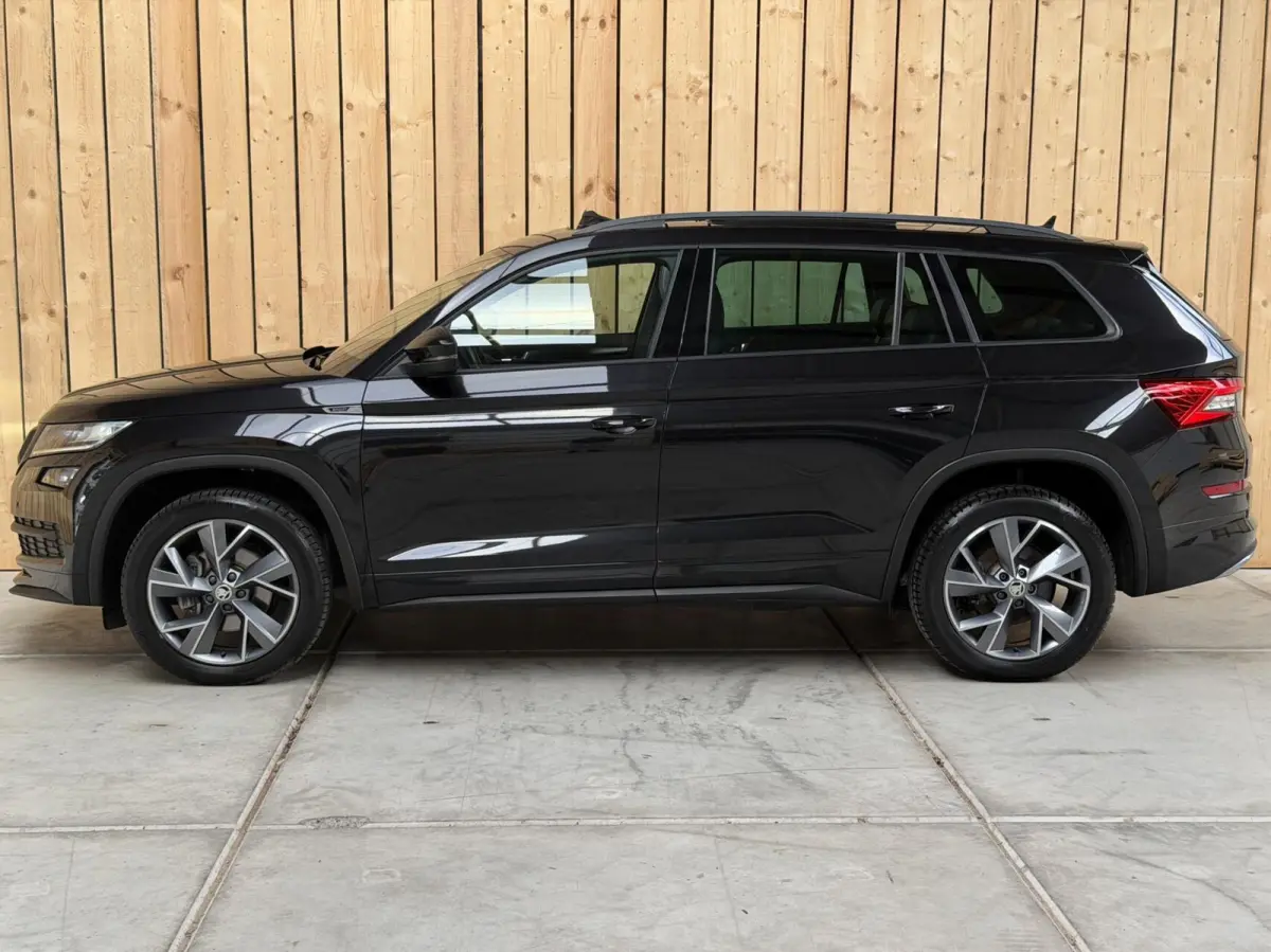 1.5 TSI Sportline Business 7 persoons Automaat | Achteruitrijcamera | Apple CarPlay/Android Auto | Cruise & climate control | LED koplampen | Navigatiesysteem groot | Voor- en achter stoelen