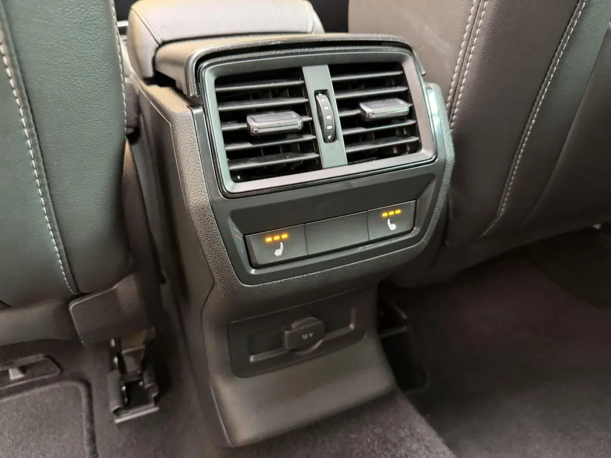 1.5 TSI Sportline Business 7 persoons Automaat | Achteruitrijcamera | Apple CarPlay/Android Auto | Cruise & climate control | LED koplampen | Navigatiesysteem groot | Voor- en achter stoelen