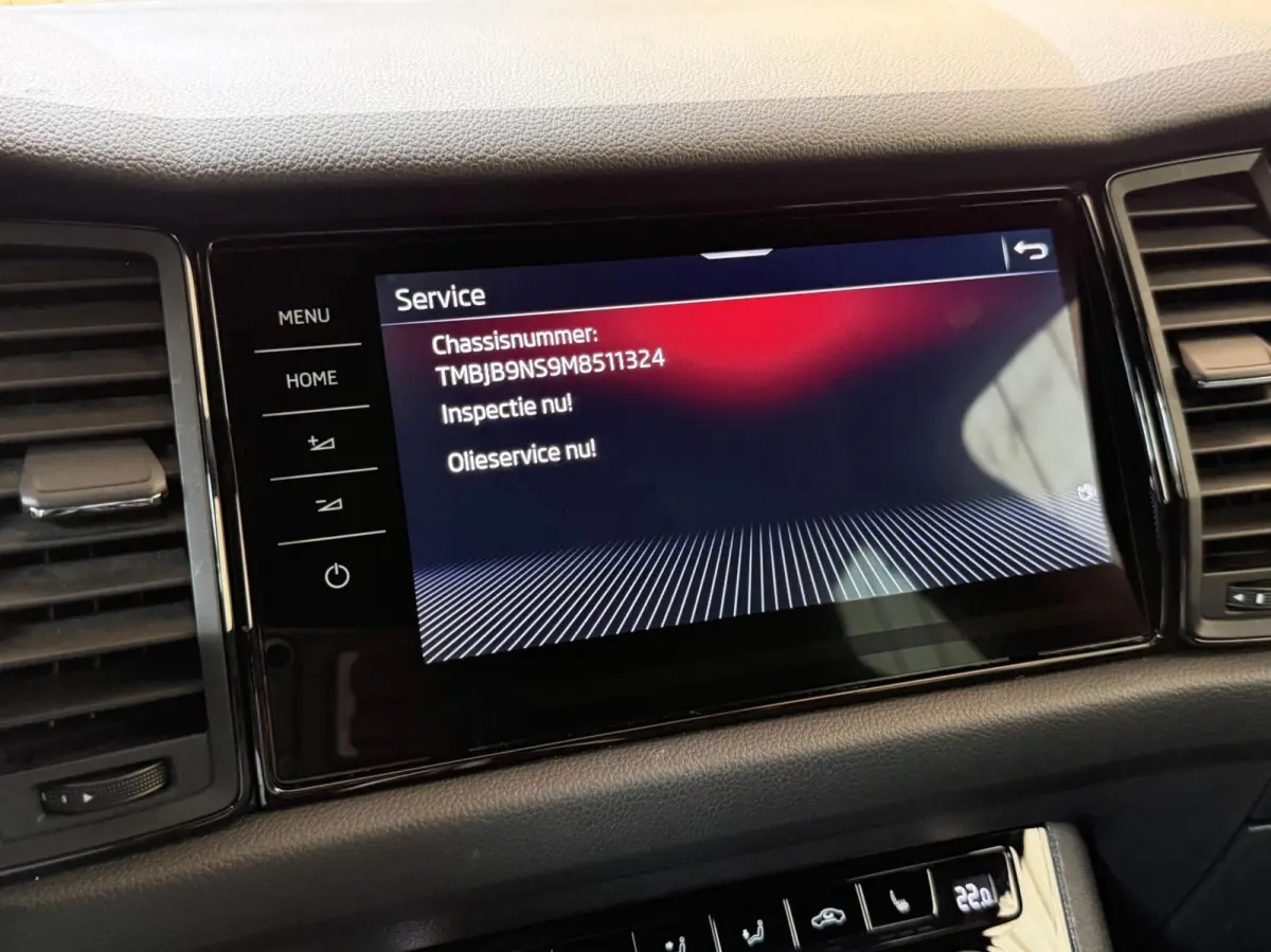 1.5 TSI Sportline Business 7 persoons Automaat | Achteruitrijcamera | Apple CarPlay/Android Auto | Cruise & climate control | LED koplampen | Navigatiesysteem groot | Voor- en achter stoelen