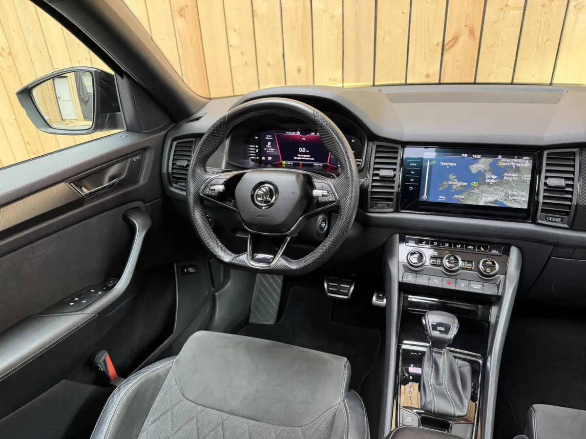 1.5 TSI Sportline Business 7 persoons Automaat | Achteruitrijcamera | Apple CarPlay/Android Auto | Cruise & climate control | LED koplampen | Navigatiesysteem groot | Voor- en achter stoelen