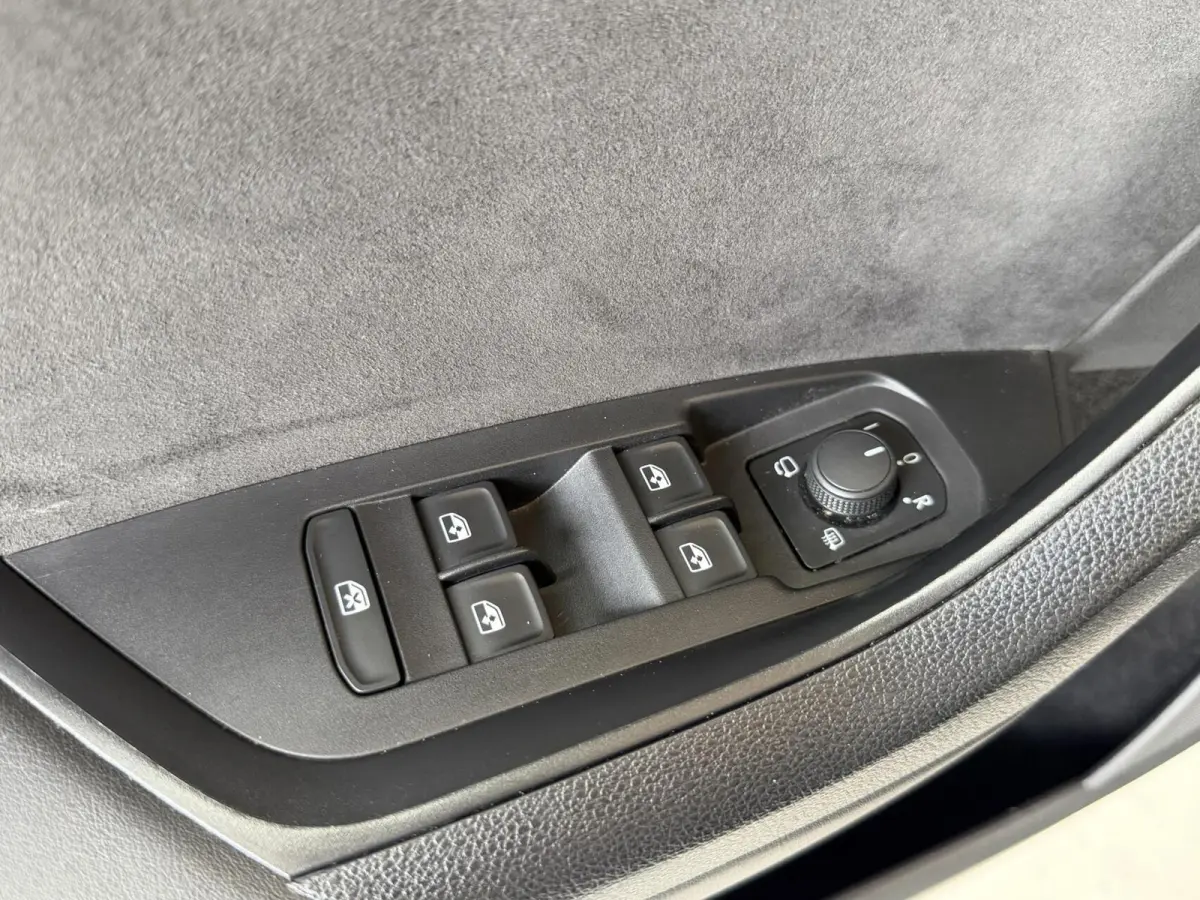 1.5 TSI Sportline Business 7 persoons Automaat | Achteruitrijcamera | Apple CarPlay/Android Auto | Cruise & climate control | LED koplampen | Navigatiesysteem groot | Voor- en achter stoelen