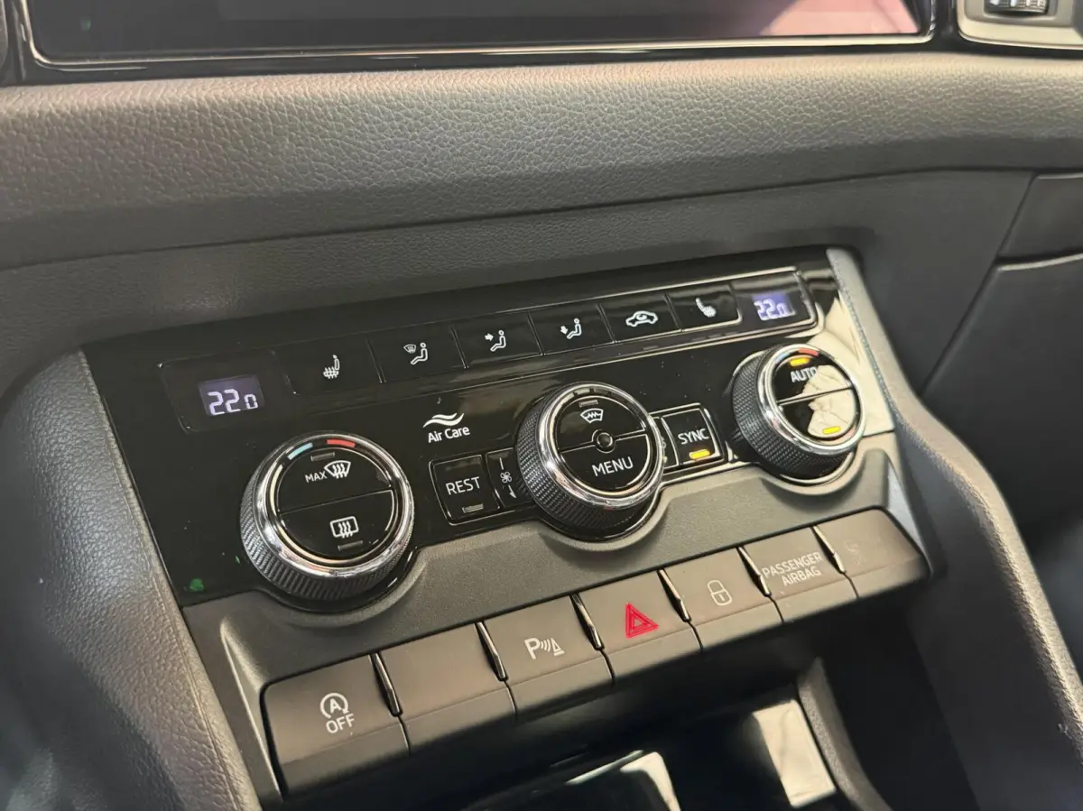 1.5 TSI Sportline Business 7 persoons Automaat | Achteruitrijcamera | Apple CarPlay/Android Auto | Cruise & climate control | LED koplampen | Navigatiesysteem groot | Voor- en achter stoelen