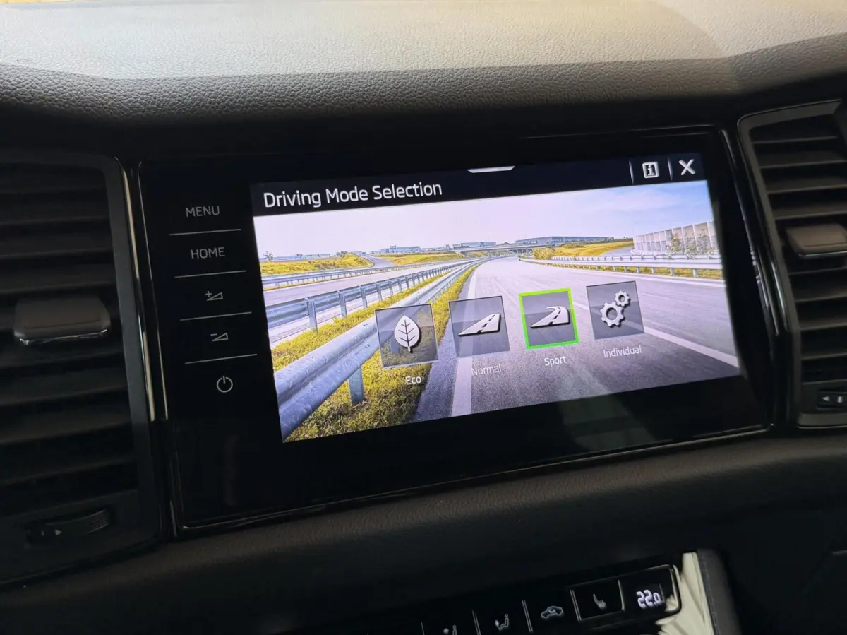 1.5 TSI Sportline Business 7 persoons Automaat | Achteruitrijcamera | Apple CarPlay/Android Auto | Cruise & climate control | LED koplampen | Navigatiesysteem groot | Voor- en achter stoelen