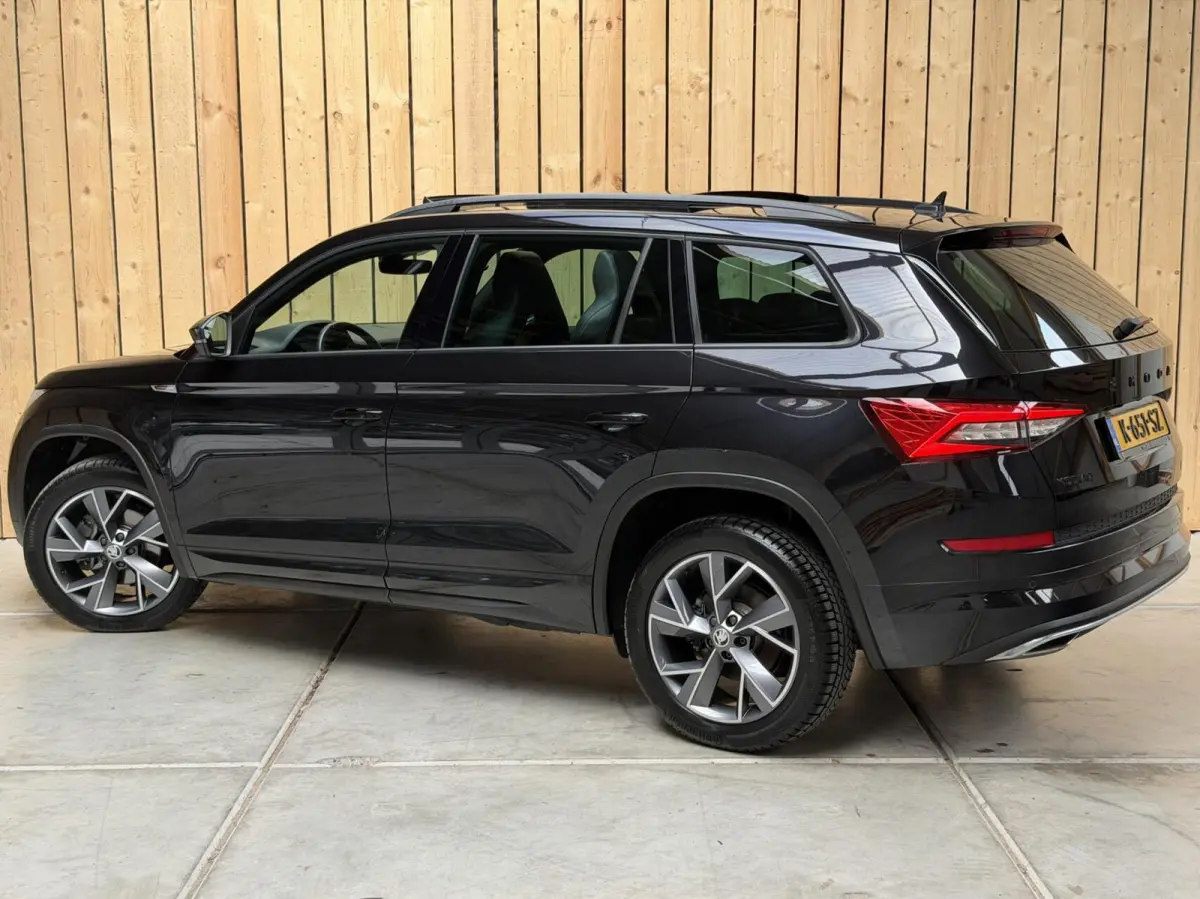 1.5 TSI Sportline Business 7 persoons Automaat | Achteruitrijcamera | Apple CarPlay/Android Auto | Cruise & climate control | LED koplampen | Navigatiesysteem groot | Voor- en achter stoelen