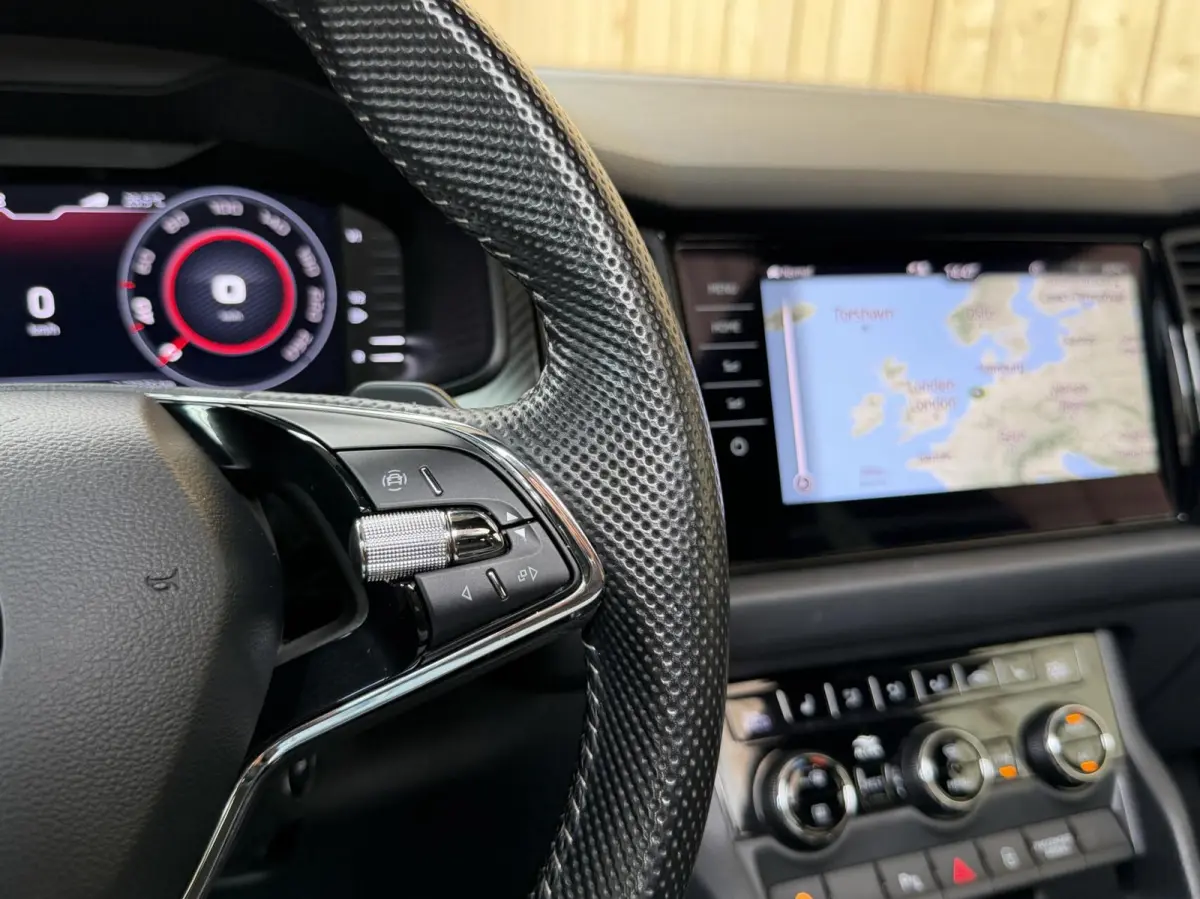 1.5 TSI Sportline Business 7 persoons Automaat | Achteruitrijcamera | Apple CarPlay/Android Auto | Cruise & climate control | LED koplampen | Navigatiesysteem groot | Voor- en achter stoelen