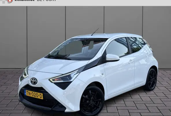 1.0 VVT-i x-play | Cruisec. | Camera | Airco | Carplay | Sportvelgen