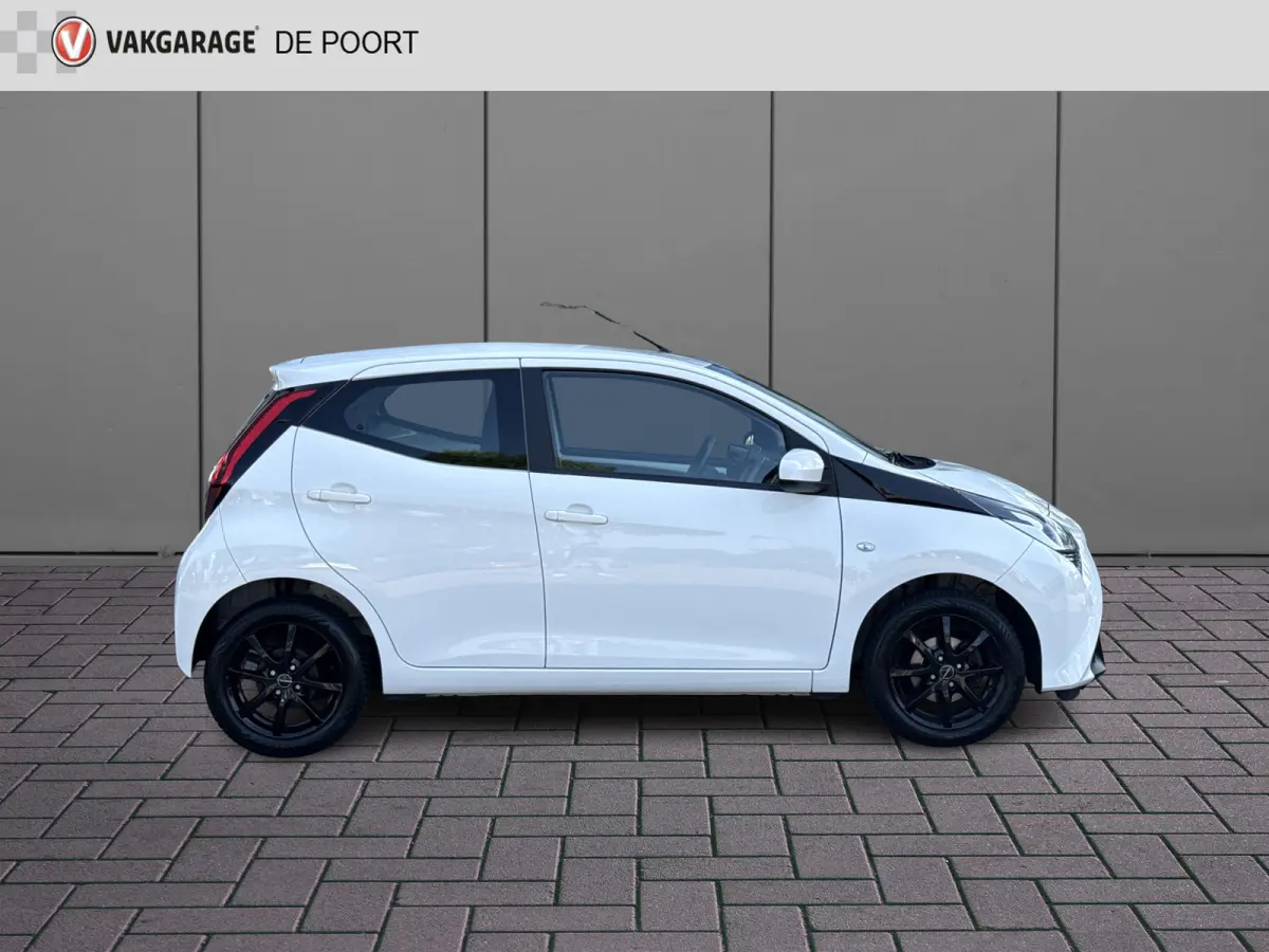 1.0 VVT-i x-play | Cruisec. | Camera | Airco | Carplay | Sportvelgen