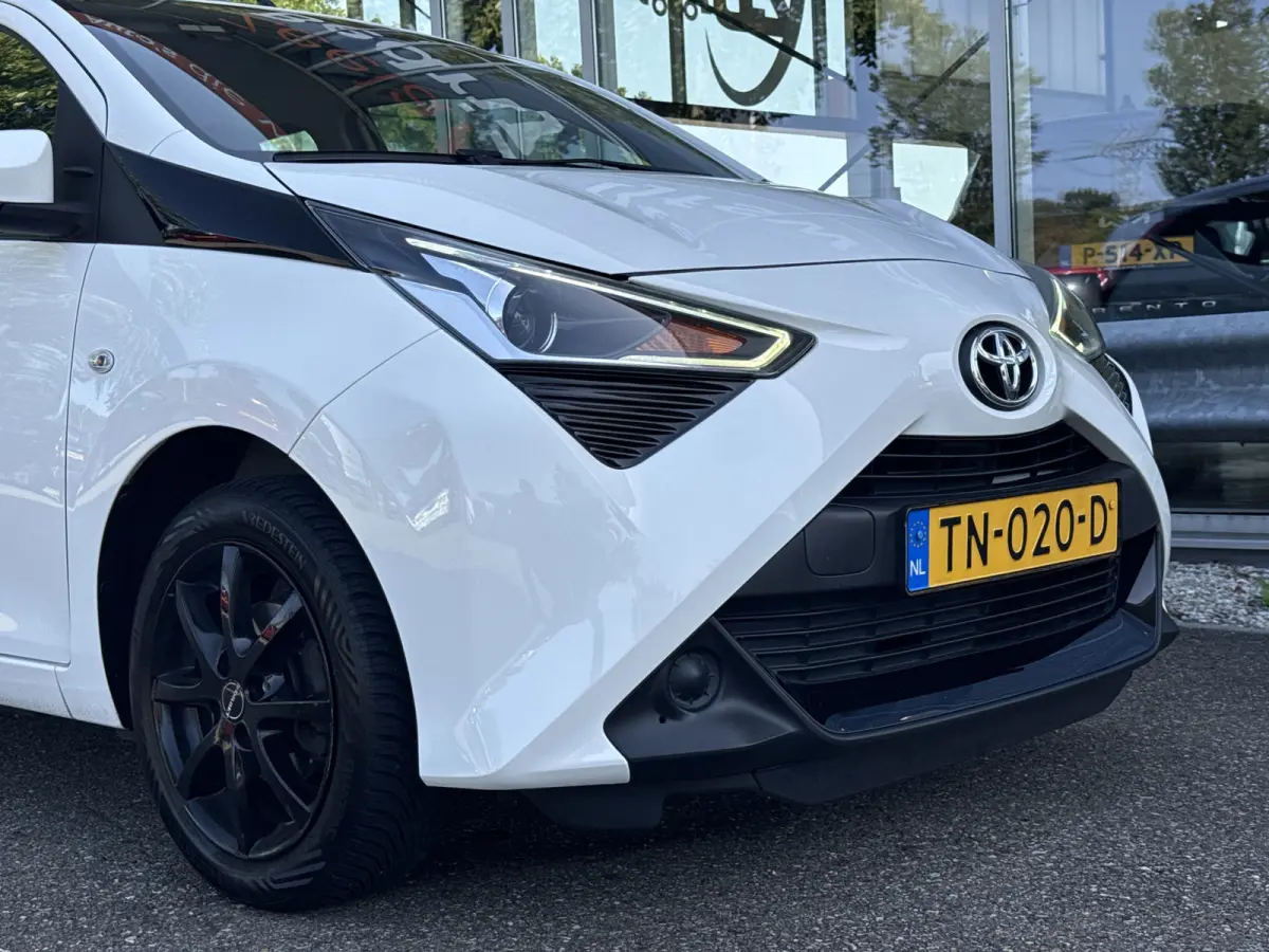 1.0 VVT-i x-play | Cruisec. | Camera | Airco | Carplay | Sportvelgen