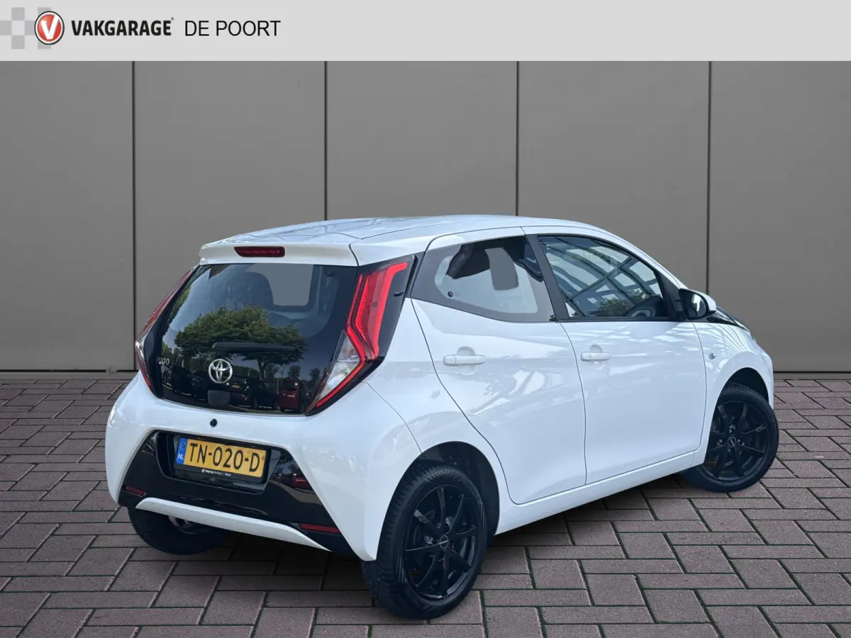 1.0 VVT-i x-play | Cruisec. | Camera | Airco | Carplay | Sportvelgen