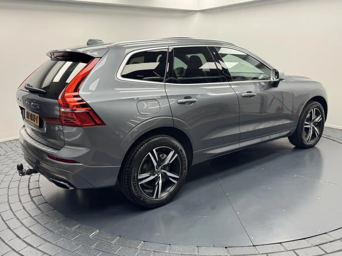 2.0 T8 Twin Engine AWD R-Design Automaat-Trekhaak-Navigatie-Cr.contr-Clima-Camera-Panoramadak-Parkeersensoren-Lm19''velgen-Virtual-Leder-LED
