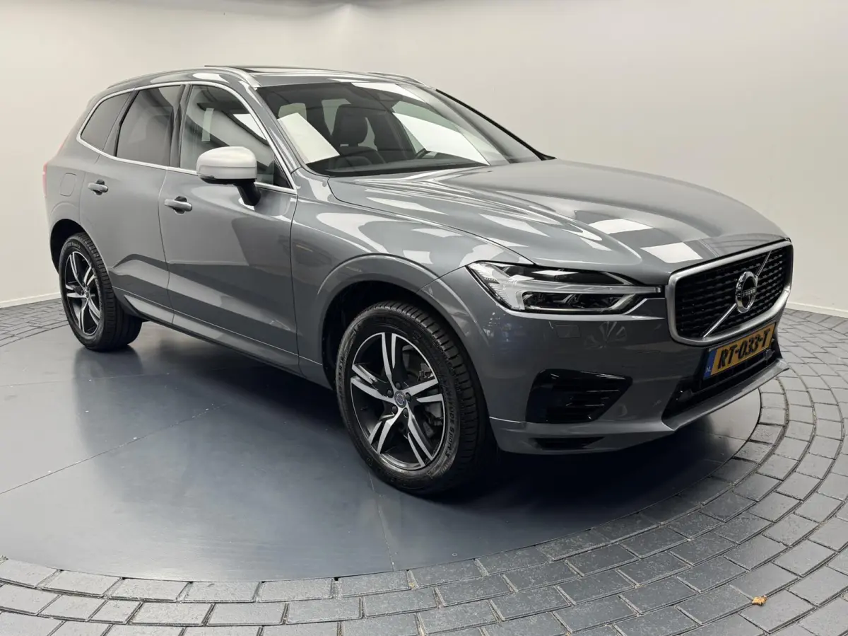 2.0 T8 Twin Engine AWD R-Design Automaat-Trekhaak-Navigatie-Cr.contr-Clima-Camera-Panoramadak-Parkeersensoren-Lm19''velgen-Virtual-Leder-LED