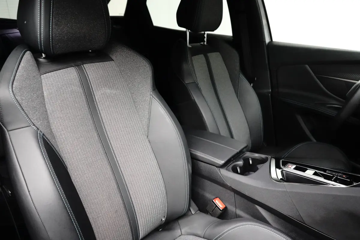 1.6 HYbrid 225 Active Pack Business Airco | AppleCarPlay/ Android Auto | Camera | Cruise Control | DAB | LMV 18" | Navi | PDC Achter |