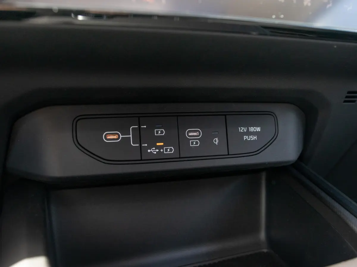 1.6 GDi Hybrid DynamicPlusLine | Actieprijs* | Navi. | Clima. | Adapt. Cruise. | Parkeersensoren | Achteruitrijcamera | Bekleding In Lederlook | Dodehoekassistentie | Schuif-/Kanteldak | Sto