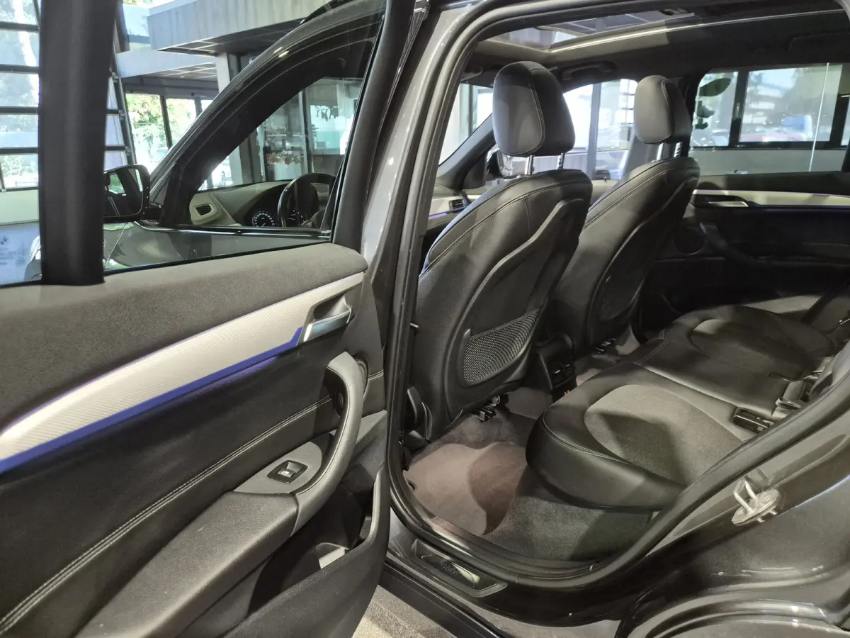xDrive25e High Executive M-Sport | Panorama | 19" | HUD | Trekhaak | Camera | Stoelverwarming