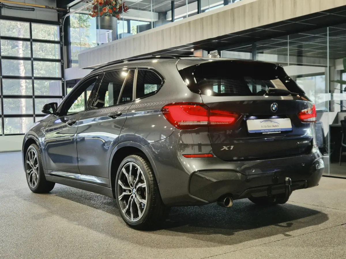xDrive25e High Executive M-Sport | Panorama | 19" | HUD | Trekhaak | Camera | Stoelverwarming