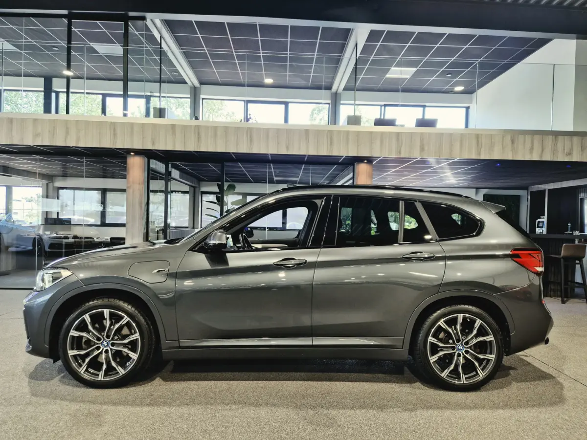 xDrive25e High Executive M-Sport | Panorama | 19" | HUD | Trekhaak | Camera | Stoelverwarming