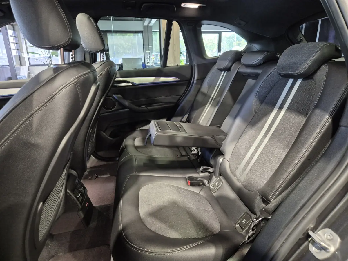 xDrive25e High Executive M-Sport | Panorama | 19" | HUD | Trekhaak | Camera | Stoelverwarming