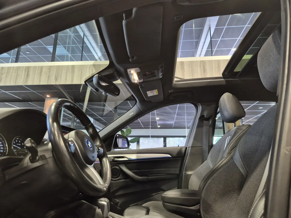 xDrive25e High Executive M-Sport | Panorama | 19" | HUD | Trekhaak | Camera | Stoelverwarming