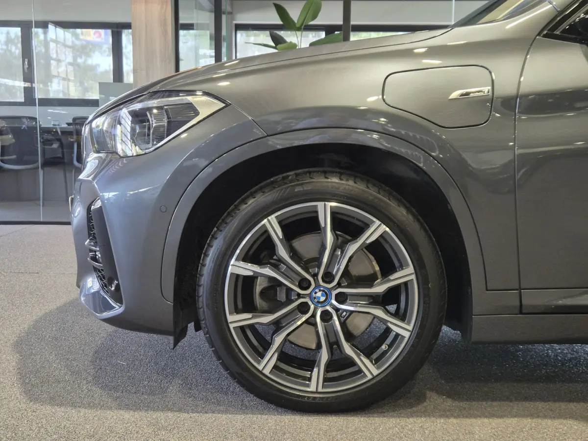xDrive25e High Executive M-Sport | Panorama | 19" | HUD | Trekhaak | Camera | Stoelverwarming