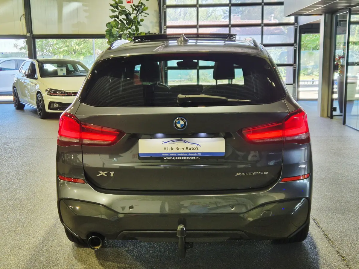 xDrive25e High Executive M-Sport | Panorama | 19" | HUD | Trekhaak | Camera | Stoelverwarming