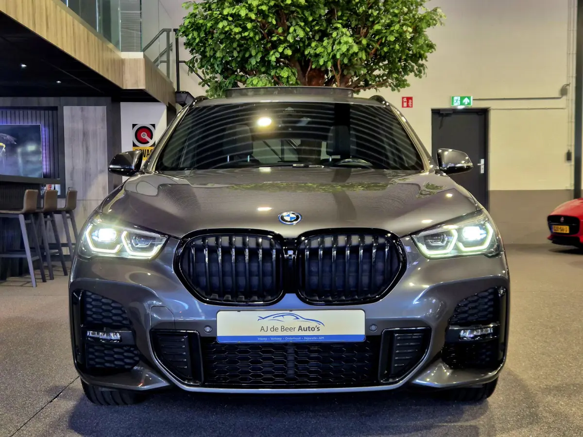 xDrive25e High Executive M-Sport | Panorama | 19" | HUD | Trekhaak | Camera | Stoelverwarming