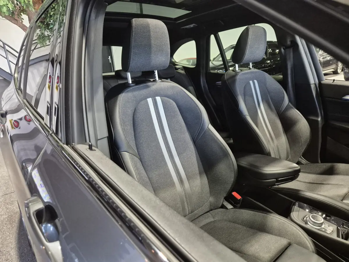 xDrive25e High Executive M-Sport | Panorama | 19" | HUD | Trekhaak | Camera | Stoelverwarming