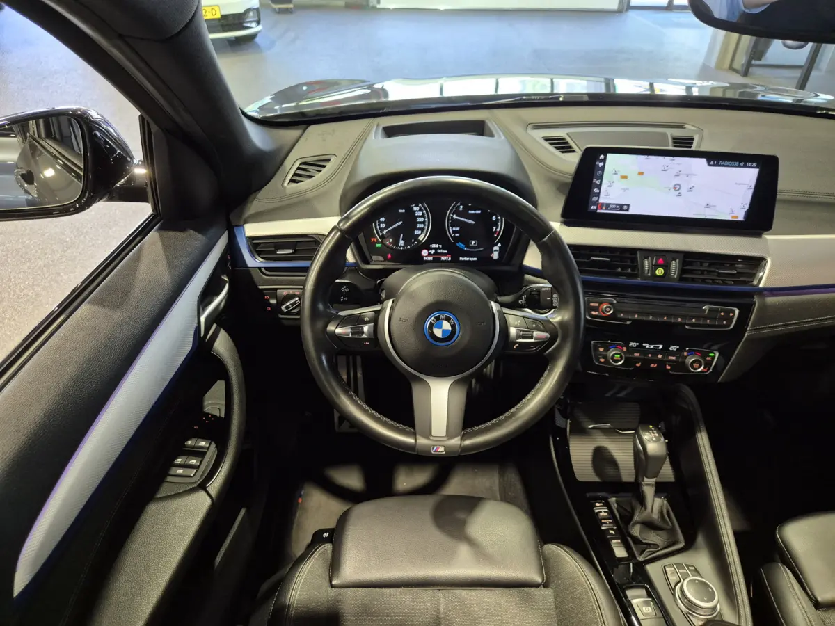 xDrive25e High Executive M-Sport | Panorama | 19" | HUD | Trekhaak | Camera | Stoelverwarming