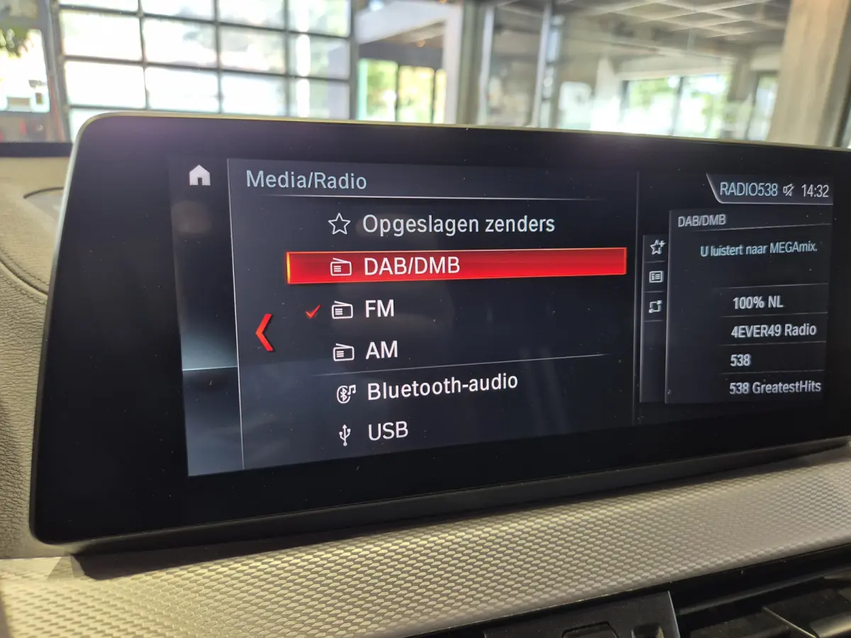 xDrive25e High Executive M-Sport | Panorama | 19" | HUD | Trekhaak | Camera | Stoelverwarming