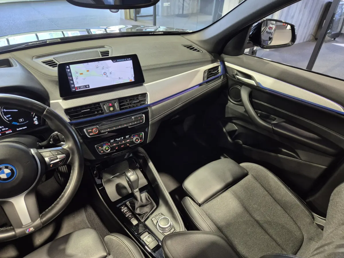 xDrive25e High Executive M-Sport | Panorama | 19" | HUD | Trekhaak | Camera | Stoelverwarming