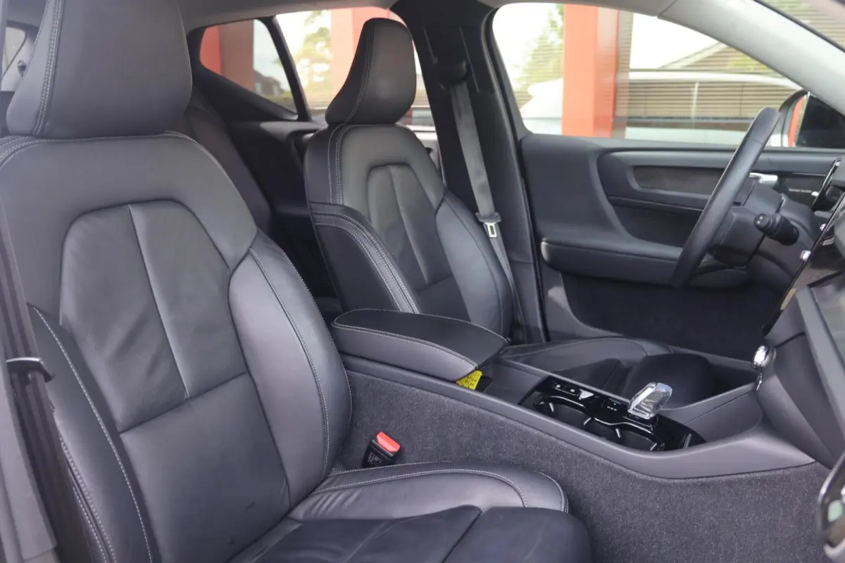 T5 Plus Dark | Stoelverwarming | Trekhaak | Parkeercamera | Leder | H/K | Pilot Assist | BLIS | Keyless