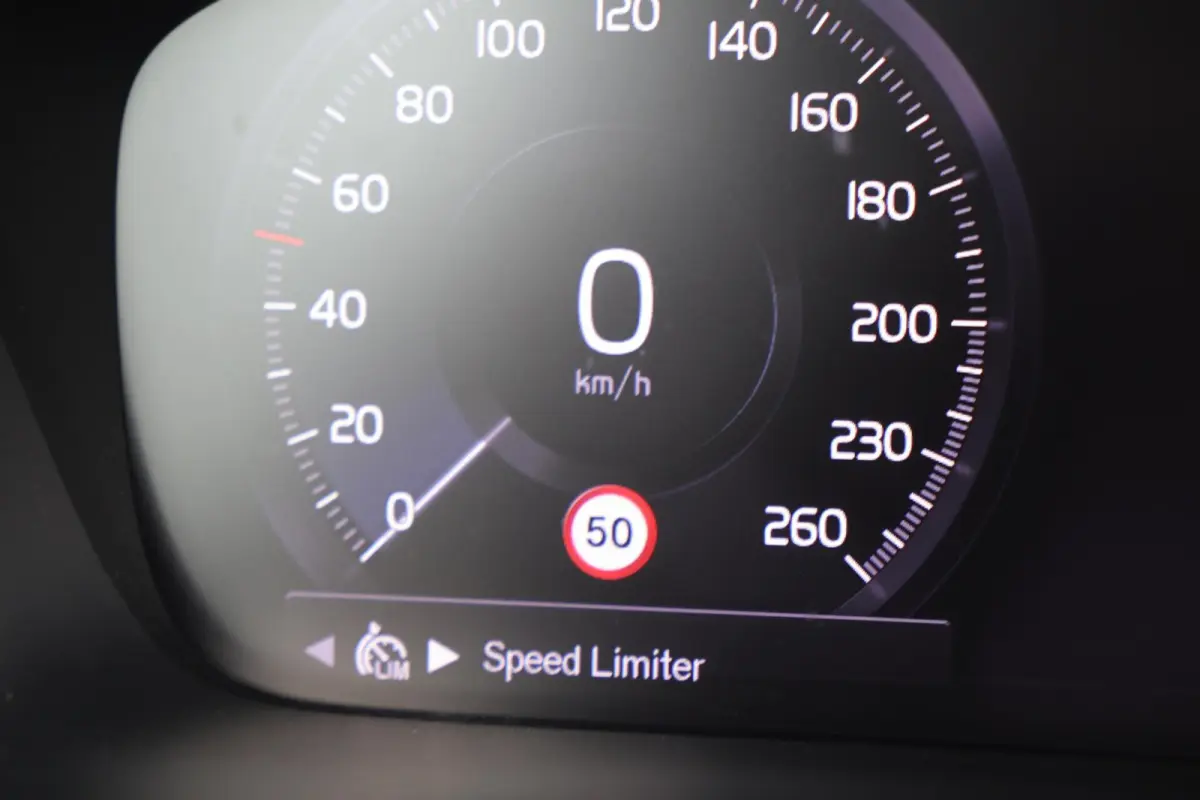 T5 Plus Dark | Stoelverwarming | Trekhaak | Parkeercamera | Leder | H/K | Pilot Assist | BLIS | Keyless