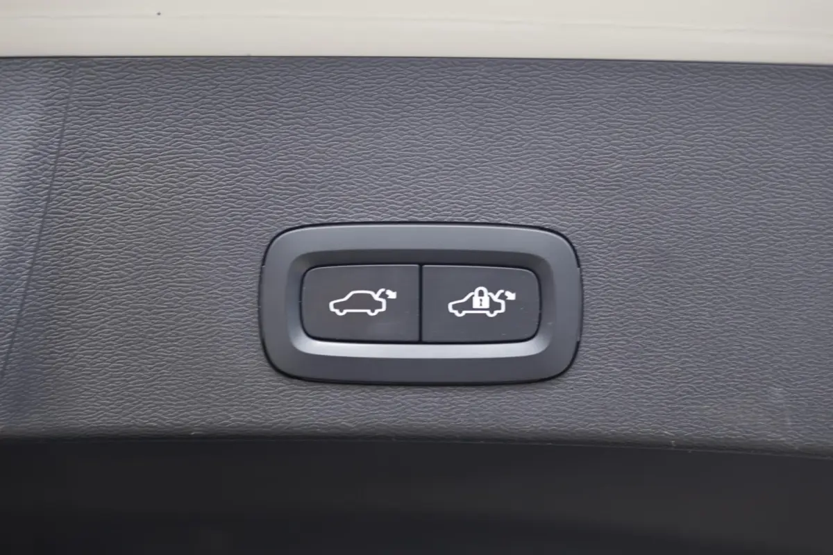 T5 Plus Dark | Stoelverwarming | Trekhaak | Parkeercamera | Leder | H/K | Pilot Assist | BLIS | Keyless