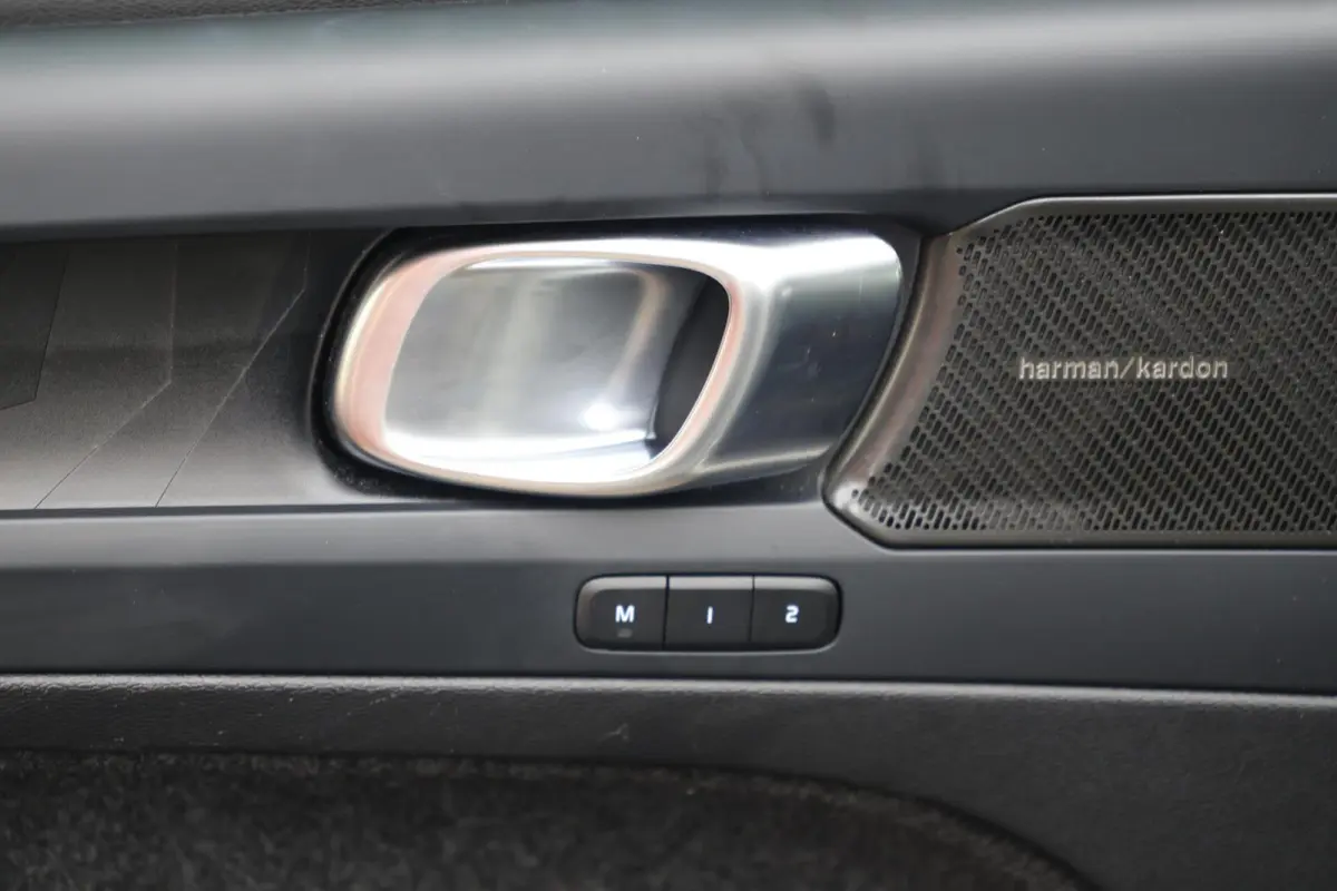 T5 Plus Dark | Stoelverwarming | Trekhaak | Parkeercamera | Leder | H/K | Pilot Assist | BLIS | Keyless