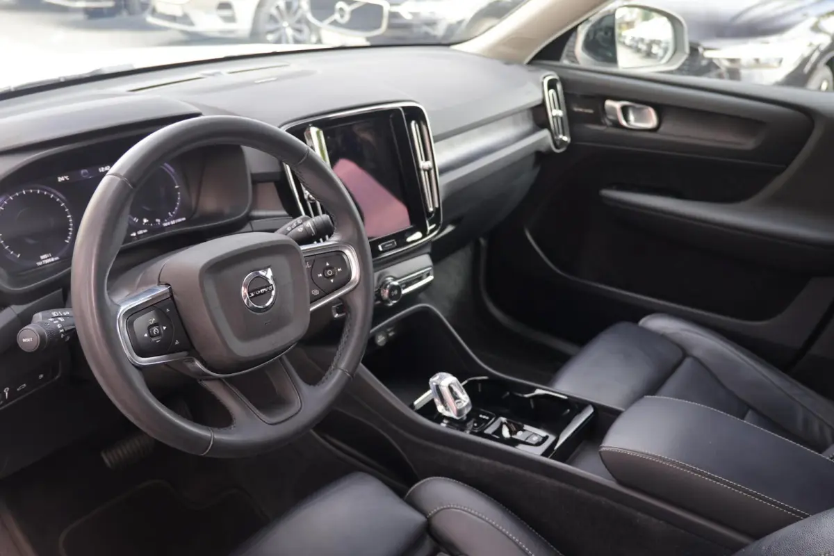 T5 Plus Dark | Stoelverwarming | Trekhaak | Parkeercamera | Leder | H/K | Pilot Assist | BLIS | Keyless