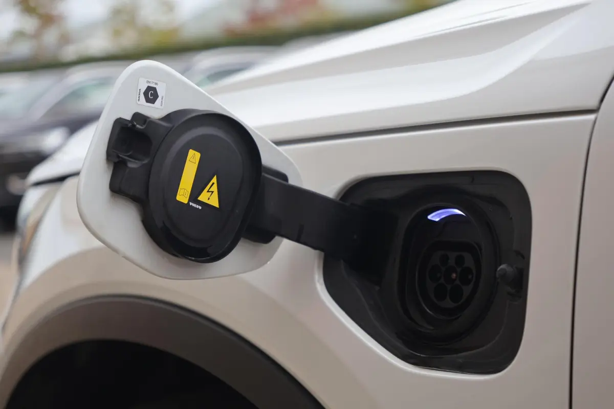 T5 Plus Dark | Stoelverwarming | Trekhaak | Parkeercamera | Leder | H/K | Pilot Assist | BLIS | Keyless