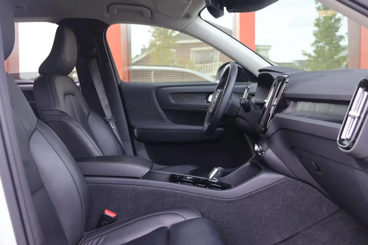 T5 Plus Dark | Stoelverwarming | Trekhaak | Parkeercamera | Leder | H/K | Pilot Assist | BLIS | Keyless