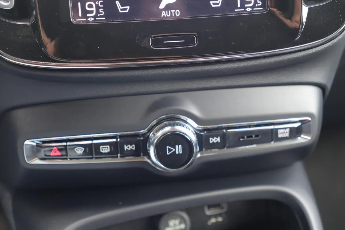 T5 Plus Dark | Stoelverwarming | Trekhaak | Parkeercamera | Leder | H/K | Pilot Assist | BLIS | Keyless
