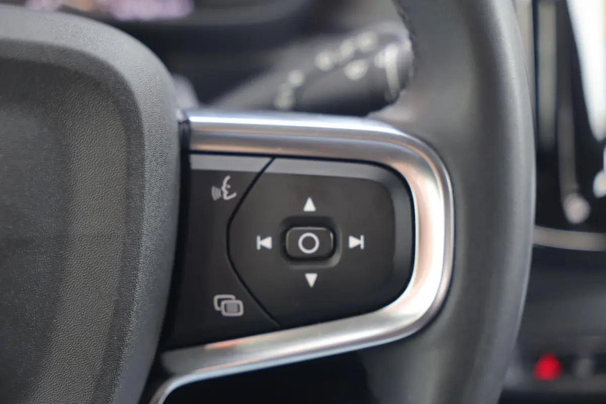 T5 Plus Dark | Stoelverwarming | Trekhaak | Parkeercamera | Leder | H/K | Pilot Assist | BLIS | Keyless