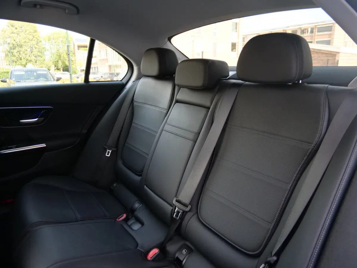 180 Luxury Line 170 Pk Automaat Navi / DAB / Apple Carplay / Camera / Leer