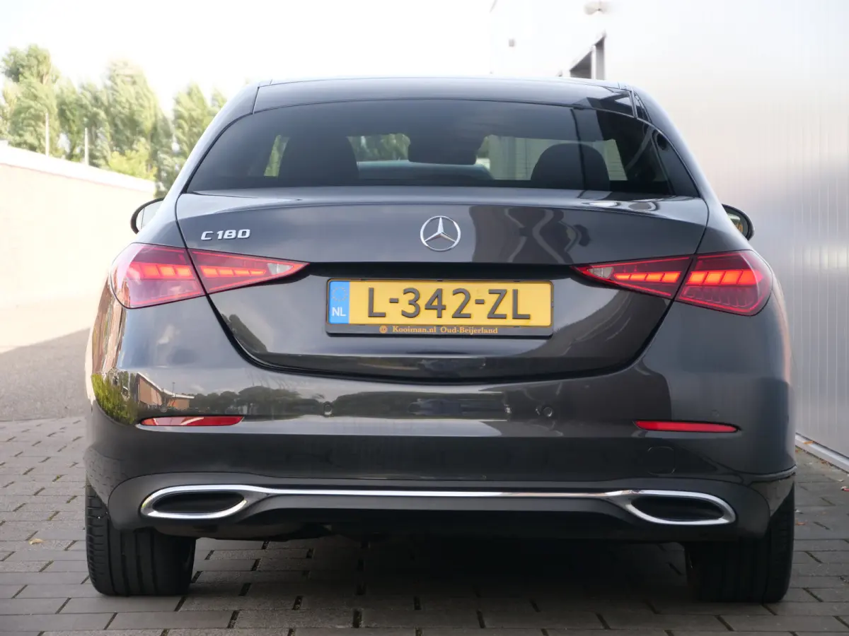 180 Luxury Line 170 Pk Automaat Navi / DAB / Apple Carplay / Camera / Leer