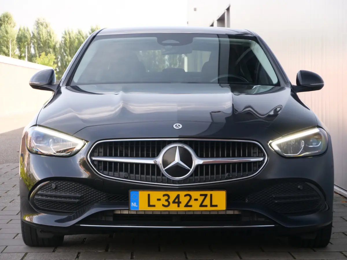 180 Luxury Line 170 Pk Automaat Navi / DAB / Apple Carplay / Camera / Leer