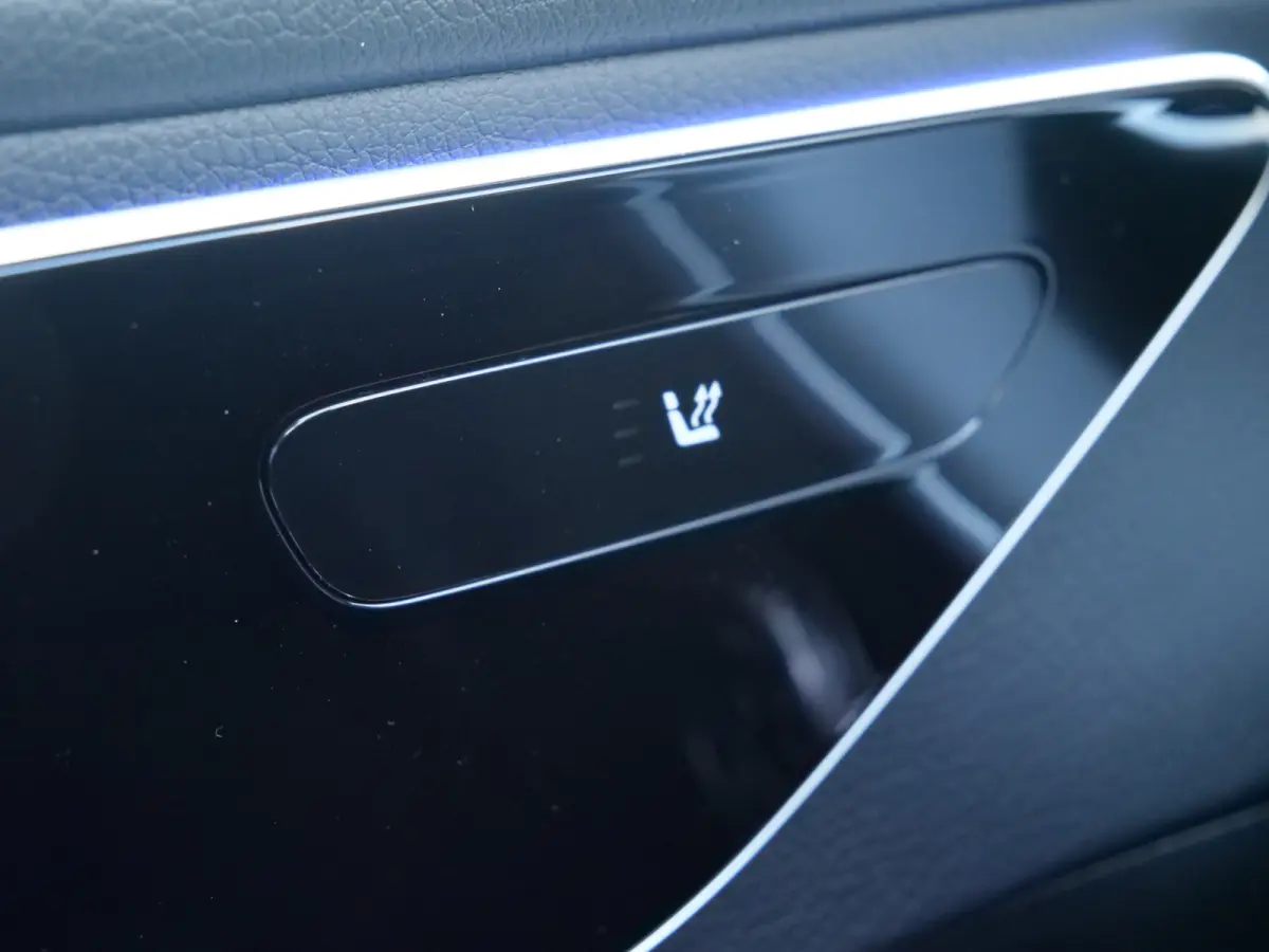 180 Luxury Line 170 Pk Automaat Navi / DAB / Apple Carplay / Camera / Leer