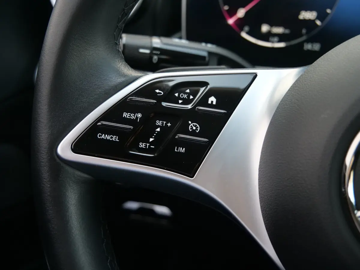 180 Luxury Line 170 Pk Automaat Navi / DAB / Apple Carplay / Camera / Leer