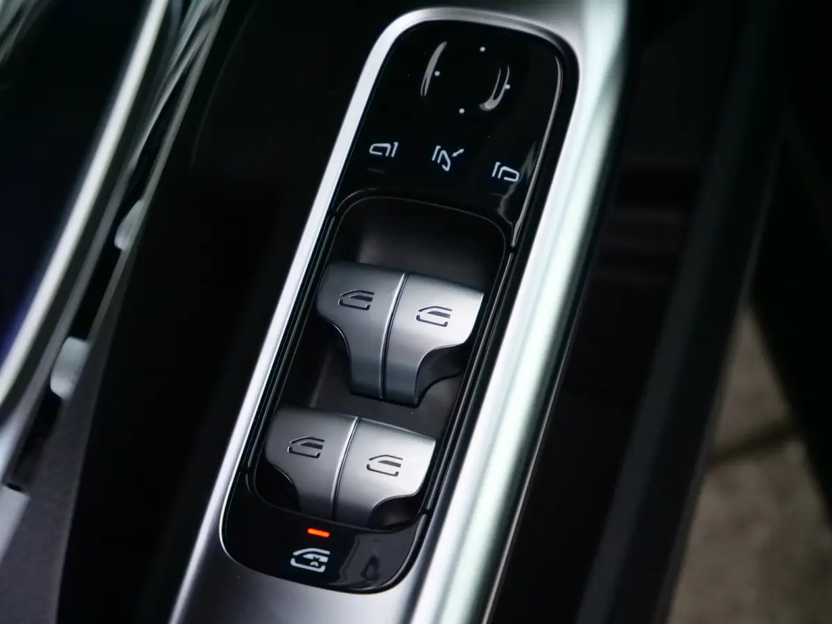 180 Luxury Line 170 Pk Automaat Navi / DAB / Apple Carplay / Camera / Leer