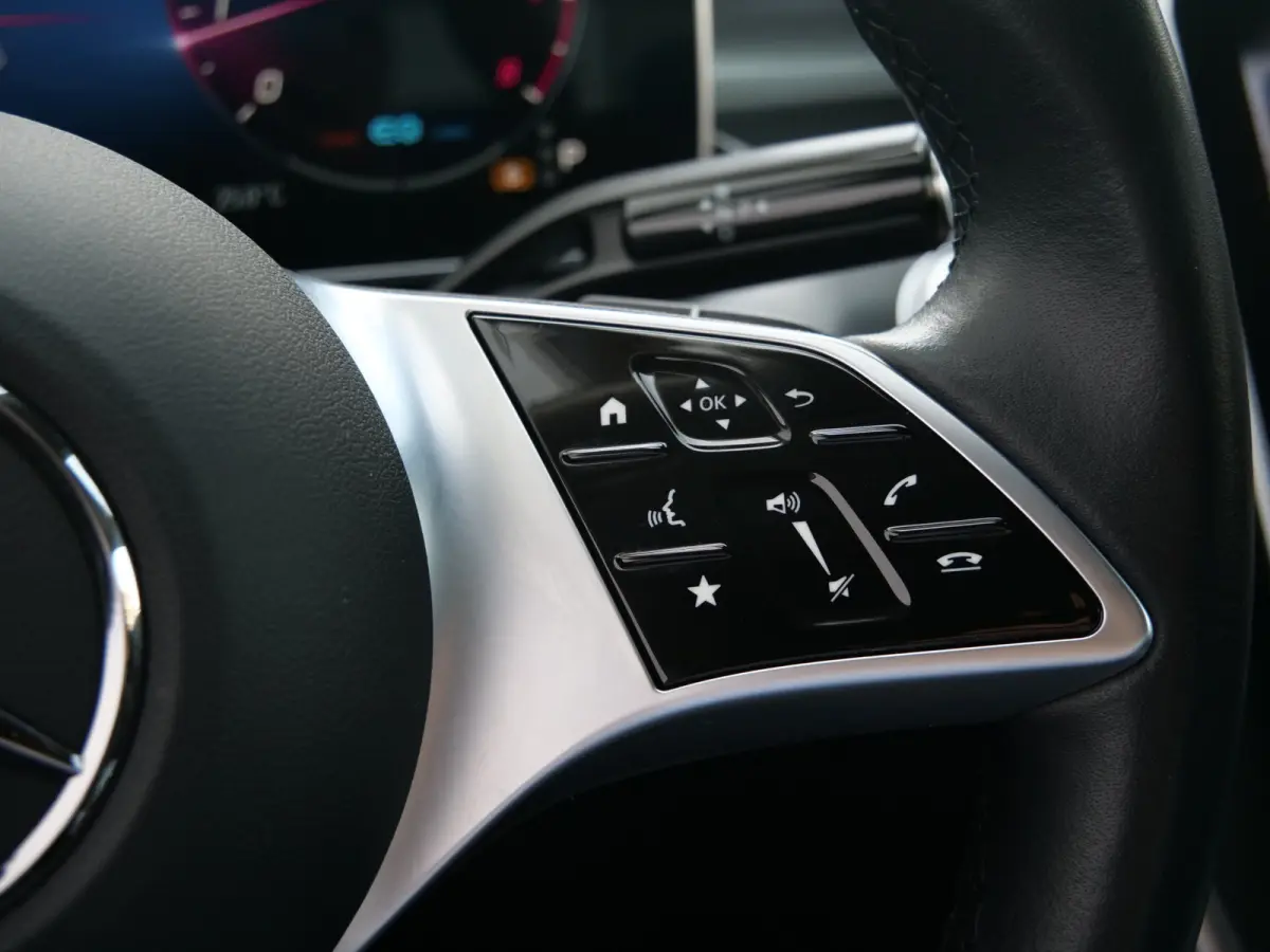 180 Luxury Line 170 Pk Automaat Navi / DAB / Apple Carplay / Camera / Leer