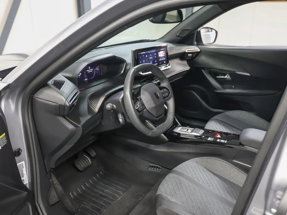 Allure 50kWh | Accu 100%| Navigatie | 1ste eigenaar | AppleCarplay/Android Auto | Armsteun | 17"LMV | AUTOMAAT | Keyless | Cruise Control | Climate Control | FULL LED | Isofix | Parkeersenso