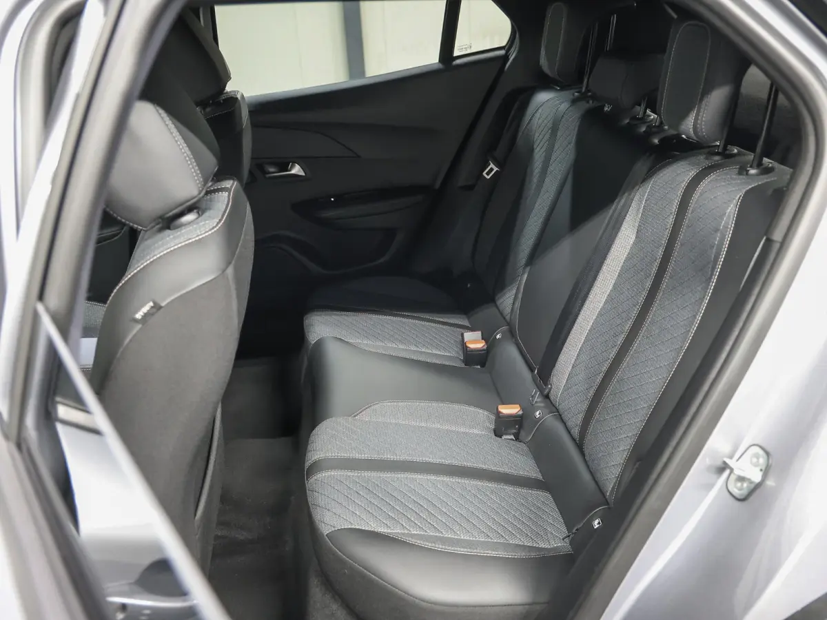 Allure 50kWh | Accu 100%| Navigatie | 1ste eigenaar | AppleCarplay/Android Auto | Armsteun | 17"LMV | AUTOMAAT | Keyless | Cruise Control | Climate Control | FULL LED | Isofix | Parkeersenso
